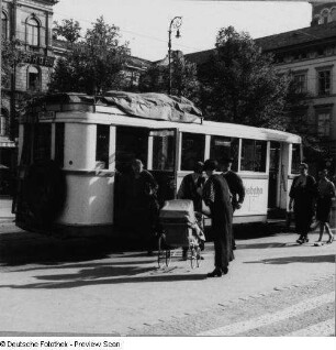 Kraftomnibus im Einsatz auf der Reichsbahn-Kraftomnibuslinie Mainz - Hochheim : Mainz, Gutenbergplatz. Kraftomnibus im Einsatz auf der Reichsbahn-Kraftomnibuslinie Mainz - Hochheim
