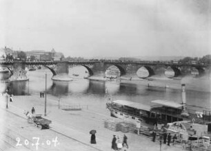 Dresden, Blick über das Terrassenufer auf die Augustusbrücke