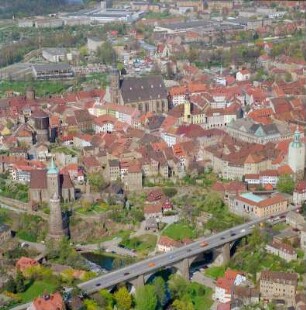 Bautzen. Stadtkern über die Spree mit Friedensbrücke. Luftbild-Schrägaufnahme von Südwesten