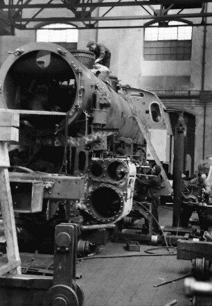Lokomotivfabrik Wien-Floridsdorf: Ansetzen eines Zylinders
