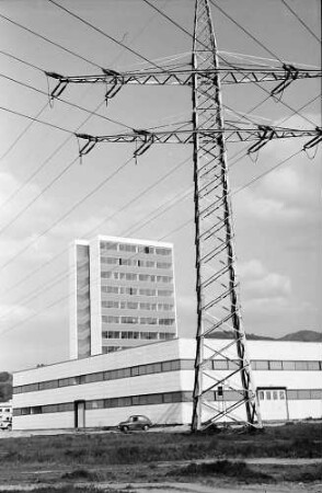 Freiburg i. Br.: Hochhaus Thoma mit Hochspannungsmast im Vordergrund