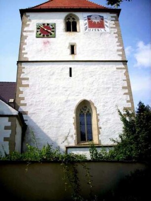 Kirchturm von Süden (romanischer Chorturm mit Turmchor sowie Schlitzscharten im Mittelgeschoß