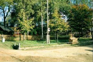 Grünanlage, vorn alte Kegelbahn (?)