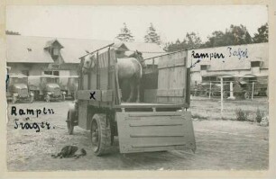 Foto eines Lastkraftwagens mit Rampenträger für den Pferdetransport