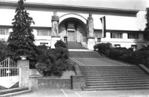 Darmstadt-Mathildenhöhe. Ernst-Ludwig-Haus (Deutsche Akademie für Sprache und Dichtung, 1901; Joseph Maria Olbrich). Haupteingang mit Monumentalfiguren (L. Habich)