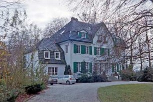 Hamburger Straße 84: traufständiges Landhaus: Straßenfront mit Eingangsportal mit Säulen, Freitreppe, Sprossenfenster mit Fensterläden, mittiger Zwerchgiebel: links Anbau: davor Auffahrt: 17. November 1998