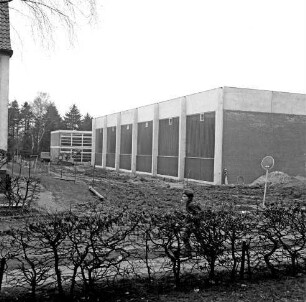 Sporteinrichtungen: Sporthalle: Emil-von-Behring-Gymnasium: Sieker Landstraße: Außenansicht vor Einweihung: vorn Hecke: dahinter Schüler: dahinter unbefestigtes Außengelände: hinten links Schulgebäude