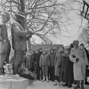 Kranzniederlegung am Zilledenkmal, Köllnischer Park, 1968. SW-Foto © Kurt Schwarz.