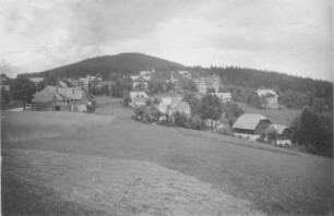 Bärenfels (Altenberg-Bärenfels). Ortsteilansicht mit Spitzberg (750 m). Blick nach Süden