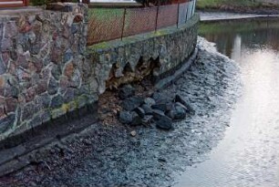 Fritz-Berodt-Straße 7-9: Hofanlage: Teich bei Niedrigwasser: Ufermauer, Teilansicht: Fundament, Schäden, herausgebrochene Feldsteine: 10. Dezember 1993