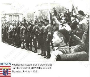 Heppenheim an der Bergstraße, 1933 nach März 6 / Einpflanzung der Adolf-Hitler-Eiche am Feuerbach-Platz / Spalier von SA-Männern, Gruppenaufnahme