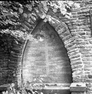 Wandgrabmal : Wandgrabmal. Haustein, Mosaiken (wohl um 1910/1920). Nische mit Mosaik. Chemnitz-Reichenbrand, Friedhof der Johanneskirchgemeinde