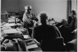 Dr. Erhard Frommhold, Cheflektor, und Christa Guse, Chefsekretärin, vom Verlag der Kunst mit einem Besucher
