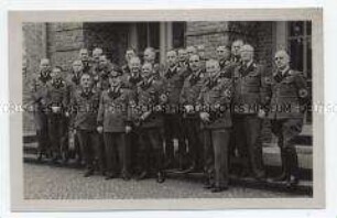 Gruppenfoto in Uniformen mit Herbert Nicklaus