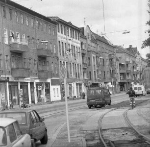 Berlin-Schöneweide, Wilhelminenhofstraße 42/43. Wohnhäuser mit Läden. Straßenansicht von Westen