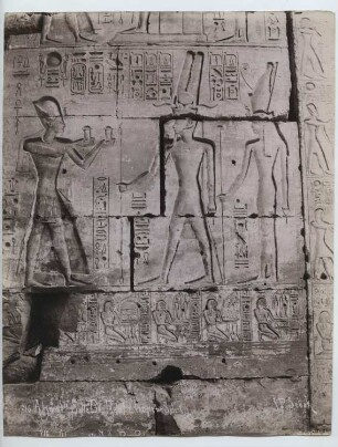 Totentempel des Sethos I., Abydos Zweiter Säulensaal: Relief, Sethos I. vor Isis und Osiris