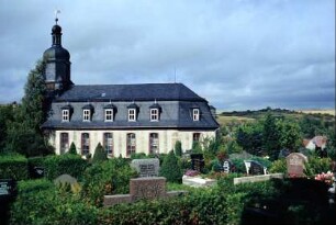 Außenansicht Kirche St. Bartholomäus mit Teilansicht des Friedhofes