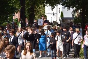 Bad Oldesloe: Kindervogelschießen: Am Bürgerpark Blickrichtung Südwesten: Einzug auf den Exer: Festumzug Ida-Ehre-Schule Klasse 7d: 13. Juli 2023