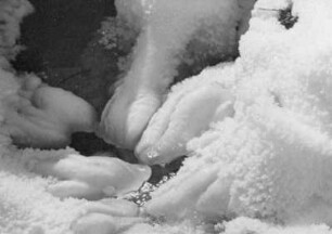 Rinnsal im Schnee