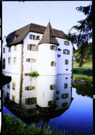 Inzlingen: Wasserschloss nach den Renovation, Südwestseite mit Rundturm