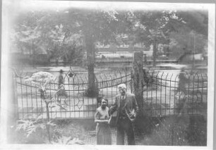 Etha und Hans Richter im Vorgarten des Wohnhauses mit Atelier auf der Borsbergstraße 11 in Dresden-Striesen