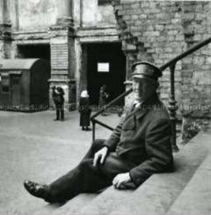 Anhalter Bahnhof, Dienstmann auf der Treppe zum Bahnsteig