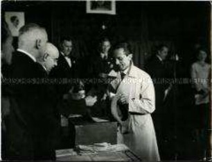 Joseph Goebbels bei der Stimmabgabe zur Reichstagswahl 1933