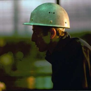 VEB Eisenhüttenkombinat Ost. Kaltwalzwerk, Walzwerker mit Schutzhelm : Eisenhüttenstadt. VEB Eisenhüttenkombinat Ost. Kaltwalzwerk, Walzwerker mit Schutzhelm