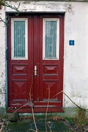 Damm 5: traufständiges Wohnhaus: Straßenfront, Detailaufnahme: Eingangstür, Hausnummer