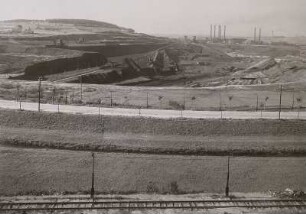 Grube Türchau - Gesamtansicht mit Kipper und Türchauer Straße im Vordergrund