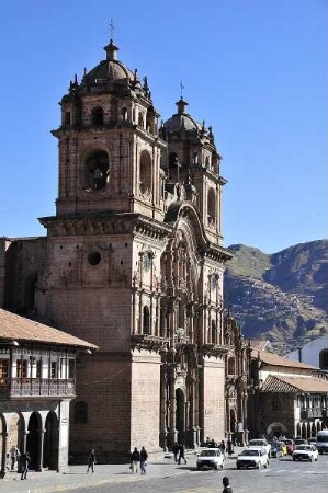Cusco - Türme der Jesuitenkirche : Die beiden Türme der 1536 erbauten Jesuitenkirche stehen an der Plaza de Armas. Aufgenommen in Cusco am 1. September 2011