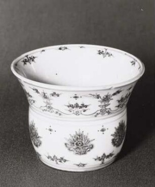 Tiefe, runde Schüssel, bemalt mit Lotosranken und -blüten