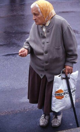 Bettlerin in Tallinn vor einer Kirche : Alte Frau bettelt in Tallinn, 2001
