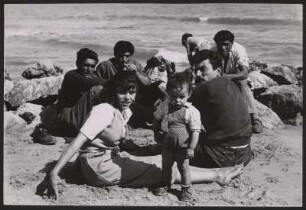 Eine Gruppe Roma an der Küste von Saintes-Maries-de-la-Mer