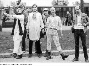 Kostümierte Jugendliche, wohl zu Fasching. Dresden-Neustadt, Hauptstraße
