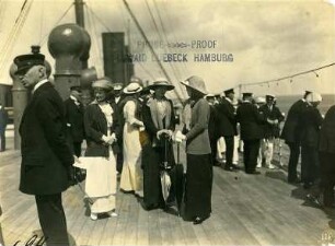 Passagiere flanieren auf dem Sonnendeck eines Passagierdampfers : Bordaufnahmen. Passagiere flanieren auf dem Sonnendeck eines Passagierdampfers