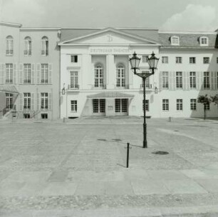 Deutsches Theater (DT) Berlin. Front mit Vorplatz