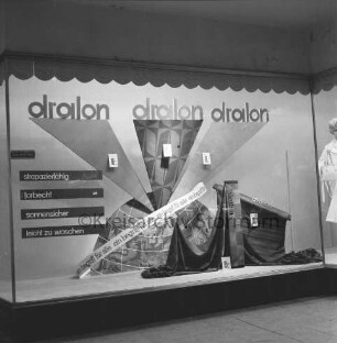 Kaufhaus Nickel: Mühlenstraße: Schaufenster mit Dralon-Stoffen