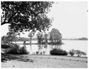Rangun (Birma). Victoria-Park. Blick auf einen See mit Ruderboot