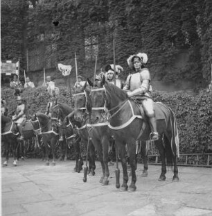 Turnierspiele 1936 : Dresden, Stallhof, Turnierspiele. Gruppe der Ritterschaft an der Pferdeschwemme