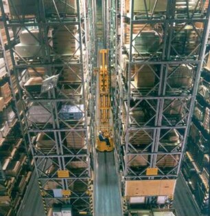 Fürth. Flabeg GmbH. Hochregallager für etwa 4 Millionen Glasartikel, die hier permanent auf Lager sind