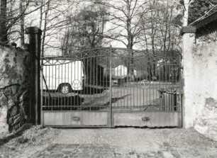 Radebeul, Mittlere Bergstraße 42. Ehemaliges Weingut Langenberg. Toranlage