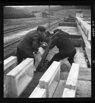 Eisenbahner beim Gleisbau