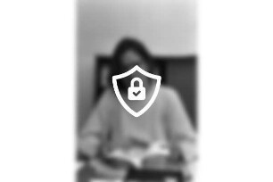 [Name maskiert] Mädchenbeauftragte, Sozialwissenschaftlerin: in Büro, an Schreibtisch, bei Blättern in Buch: 24. [Name maskiert]