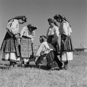 Tanzgruppe. Tänzerinnen einer Folkloregruppe in bulgarischer Tracht