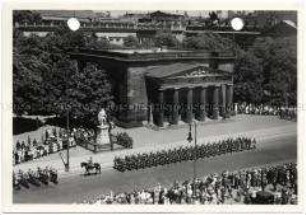 Berlin, Ehrenmal, Abziehen der Wache
