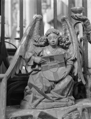 Grabmal des Erzbischofs Dietrich von Moers — Rechter Engel mit Wappen des Kölner Erzstifts