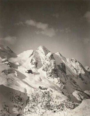 Südtiroler Dolomiten. Gebirgsgrat im Neuschnee