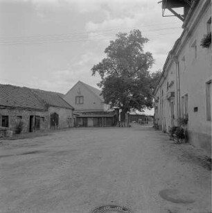 Ehemaliges Kammergut, Blick aus dem Hof der ehemaligen Mälzerei mit Pferde- und Schweinstall : Dresden-Pillnitz. Ehemaliges Kammergut (1801/1900). Hof der Mälzerei mit kleinem Pferdestall