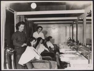 Friseurinnen bei der Arbeit